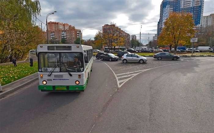 Юристы объяснили, как не получить штраф за остановку на островках